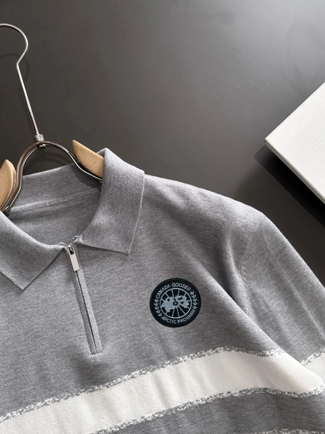 Next day shipping P360 Big Goose 2025 official website latest autumn and winter sweaters, popular models are on sale at the same time at the counter! Specially made of wool blended fabric. It feels comfortable and can be directly in contact with the skin. The logo badge is exquisitely embroidered, which is extremely eye-catching! The details highlight the fashionable charm of big brands. Exquisite workmanship. Three-dimensional cutting style. The wearing effect is invincible and handsome! All three standards are complete! Size: M-3XL